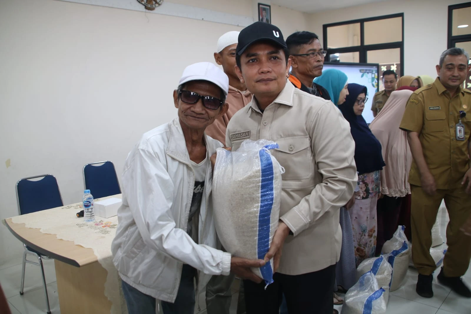 1.220 Kg Beras Cadangan Pangan Disalurkan untuk Warga Sungai Jawi Luar